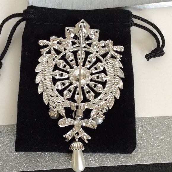 Silver and Faux Pearl Brooch - Picture 5 of 6